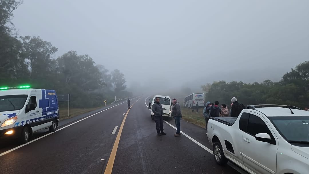 Choque entre buses cerca de Curtina 
